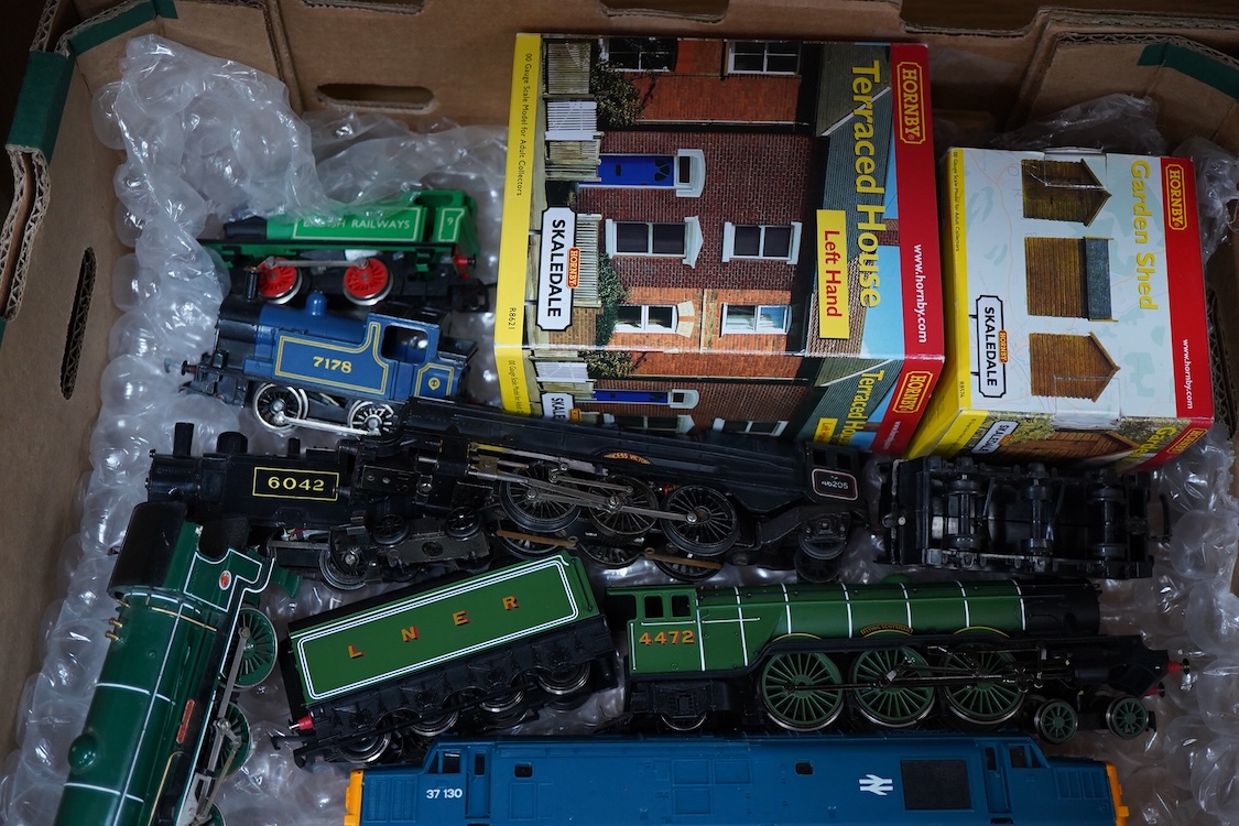 A quantity of 00 gauge model railway by Hornby, Tri-ang, etc. including nineteen locomotives in BR, GWR, LMS, etc. liveries, together with a boxed electrically operated turntable (R070), a terraced house (R8621) and a ga